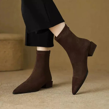 Delfina - Botines de Ante con Punta Fina y Tacón Bajo
