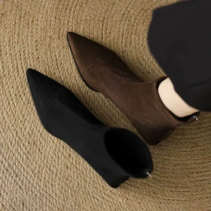 Delfina - Botines de Ante con Punta Fina y Tacón Bajo