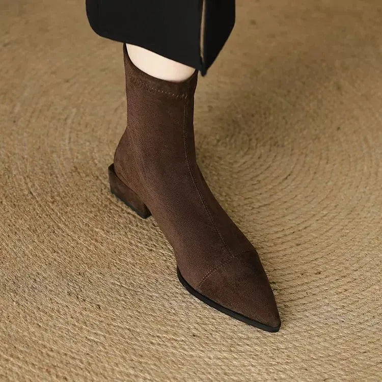 Delfina - Botines de Ante con Punta Fina y Tacón Bajo