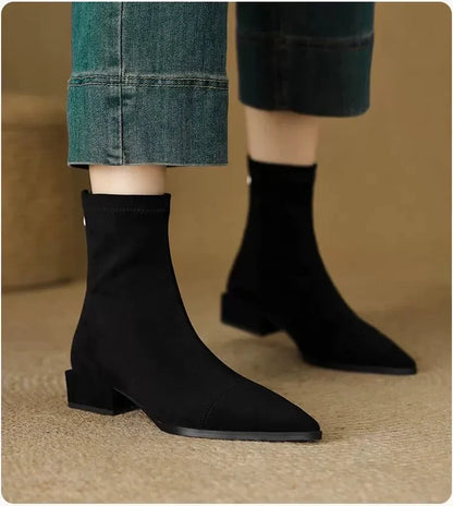 Delfina - Botines de Ante con Punta Fina y Tacón Bajo