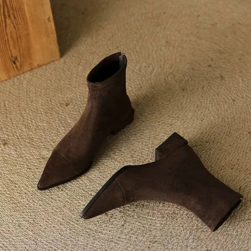 Delfina - Botines de Ante con Punta Fina y Tacón Bajo